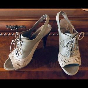 Leather and suede Slingback, with stacked heel